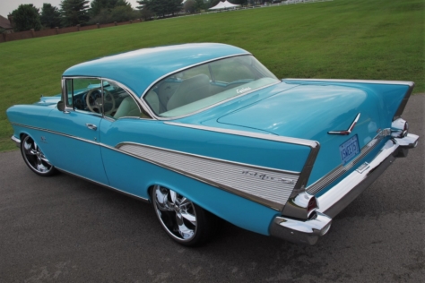 linsday-mclaughlins-blue-57-chevy-blends-both-old-and-new-0030
