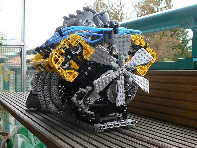 Video: Miniature Working V8 Engine Made Completely of LEGOs