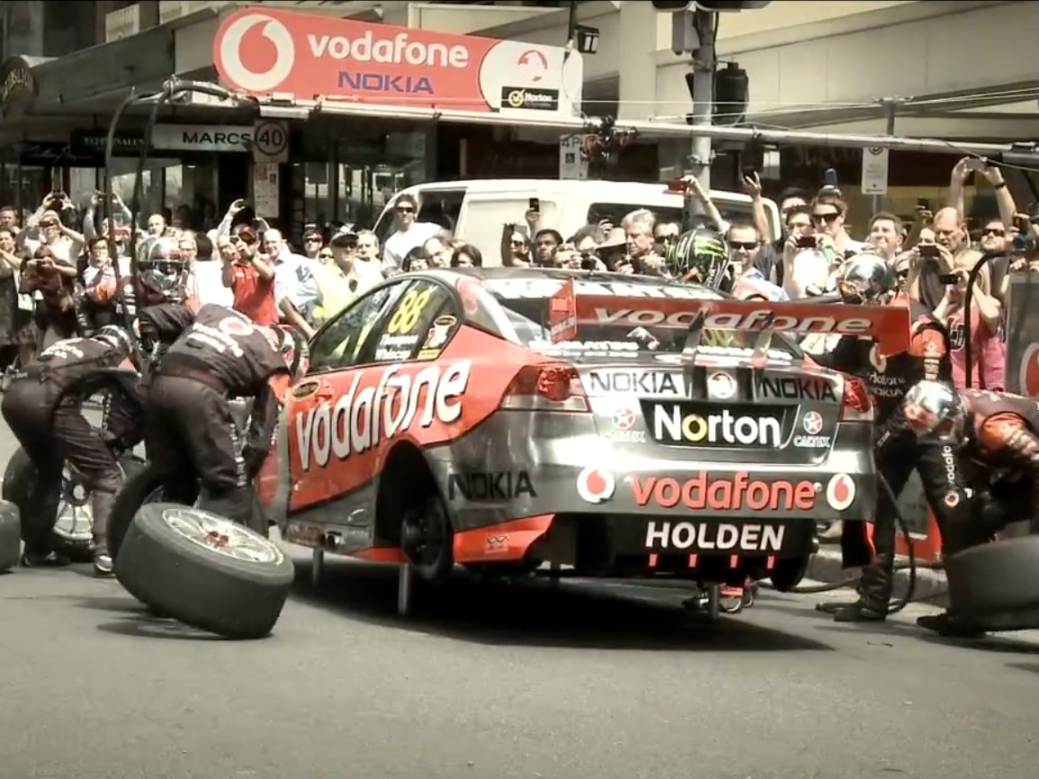 Video: Holden Pit-Stop In Downtown Brisbane Gives Crowd a Show