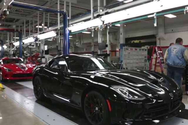 Video: 2013 SRT Vipers Slither Down Assembly Line