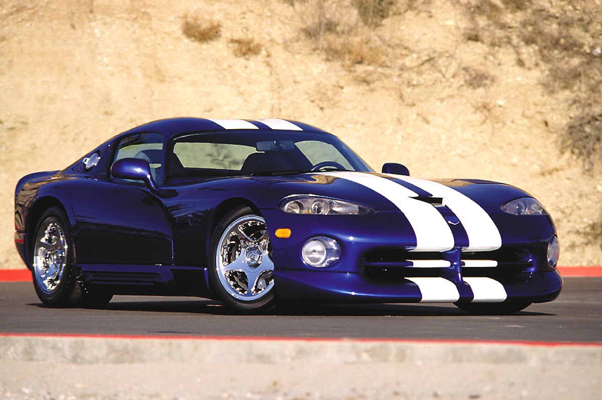 Video: An SRT8 Grand Cherokee Goes Head To Head With A Viper GTS