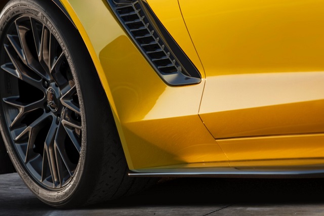 2015-Chevrolet-CorvetteZ06-001-medium