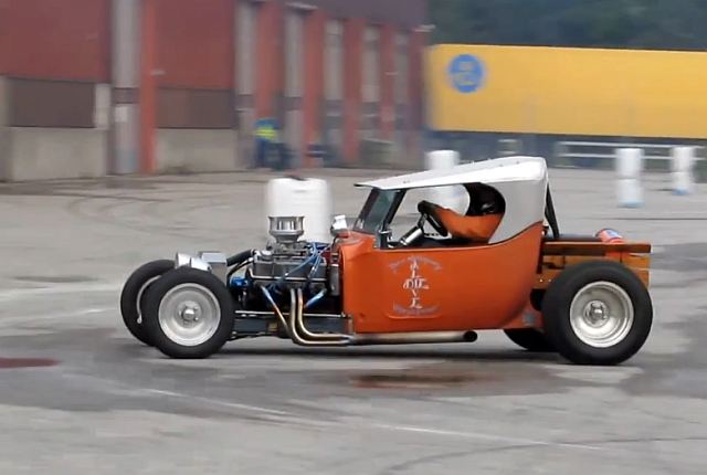 Video: Guy Has the Time of His Life Doing Burnouts in a T-Bucket