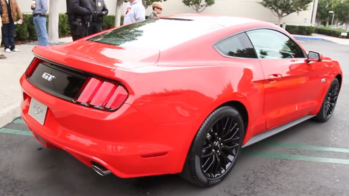 Video: 2015 Mustang Startup Plus Revs