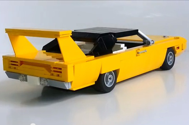Video: A 1970 Plymouth Roadrunner Superbird Lego Model