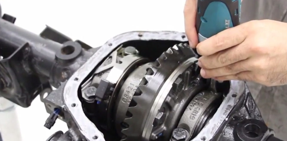 VIDEO: Currie RockJock 44 Housing Swap For Jeep Wrangler Rubicon