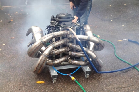 Video: Evinrude 300XP Two-Stroke V8 Engine Sounds Insane!