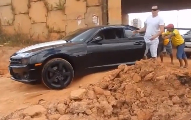 Video: Brazilian 5th Gen Camaro Gets High-Centered