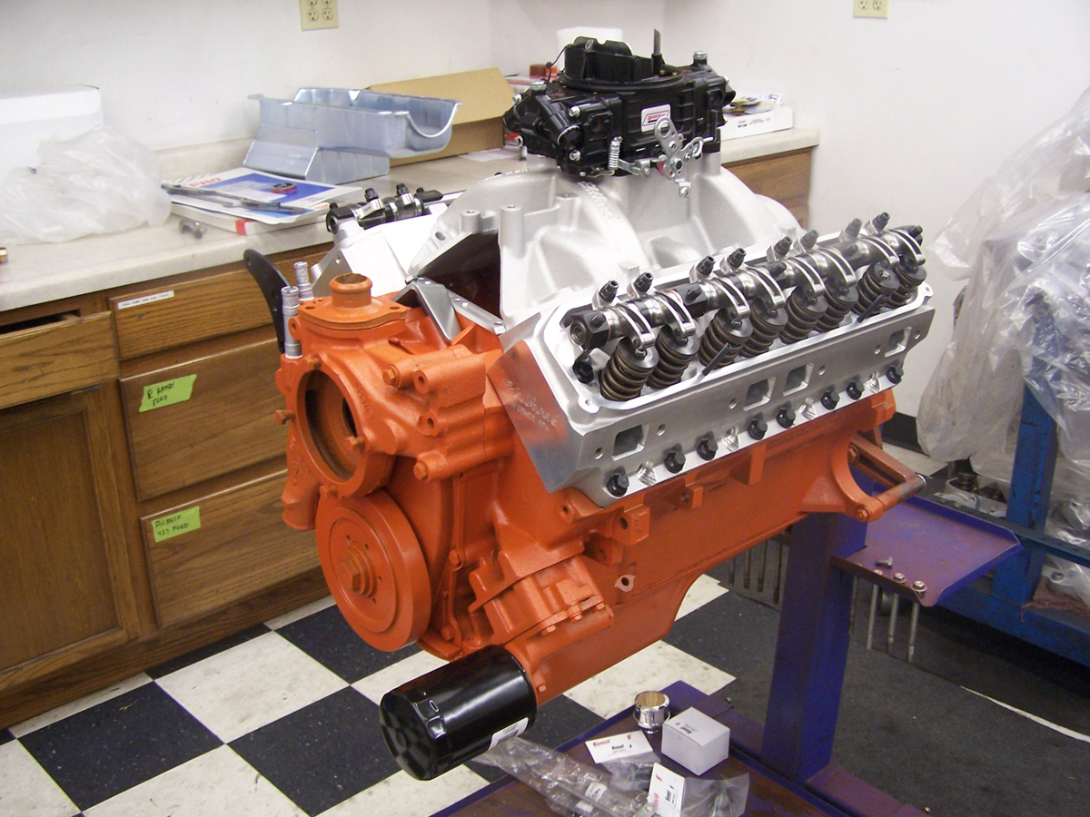 Video: Hood Performance Builds Big Torque 504 Cube Chrysler