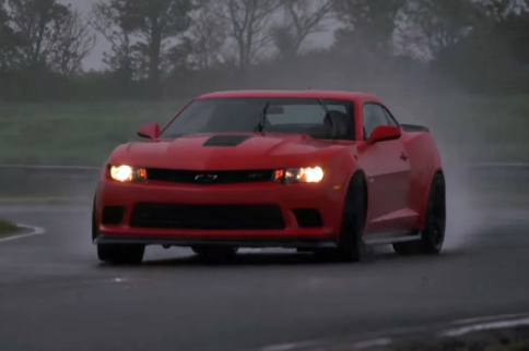 Video: A Camaro Z/28 Goes Up Against A Porsche GT3