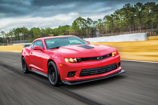 2014-chevrolet-camaro-z28-in-motion