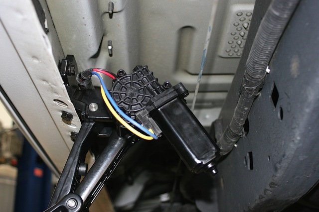 The motor is installed onto the rearmost linkage.