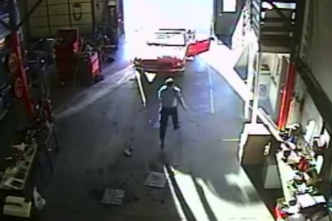 Video: Mechanic Makes Incredible Save After He Forgets To Set Ebrake