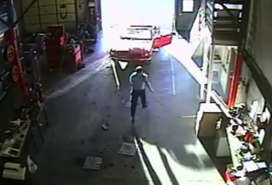 Video: Mechanic Makes Incredible Save After He Forgets To Set Ebrake