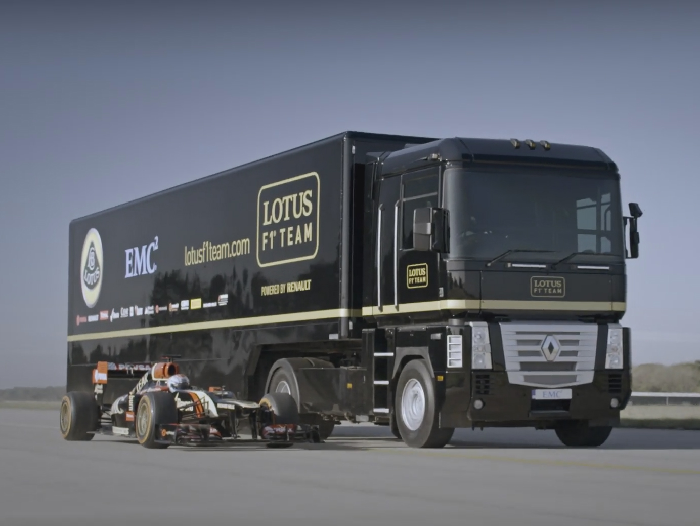 Video: World Record Truck & Trailer Jump, Moving Lotus F1 Car