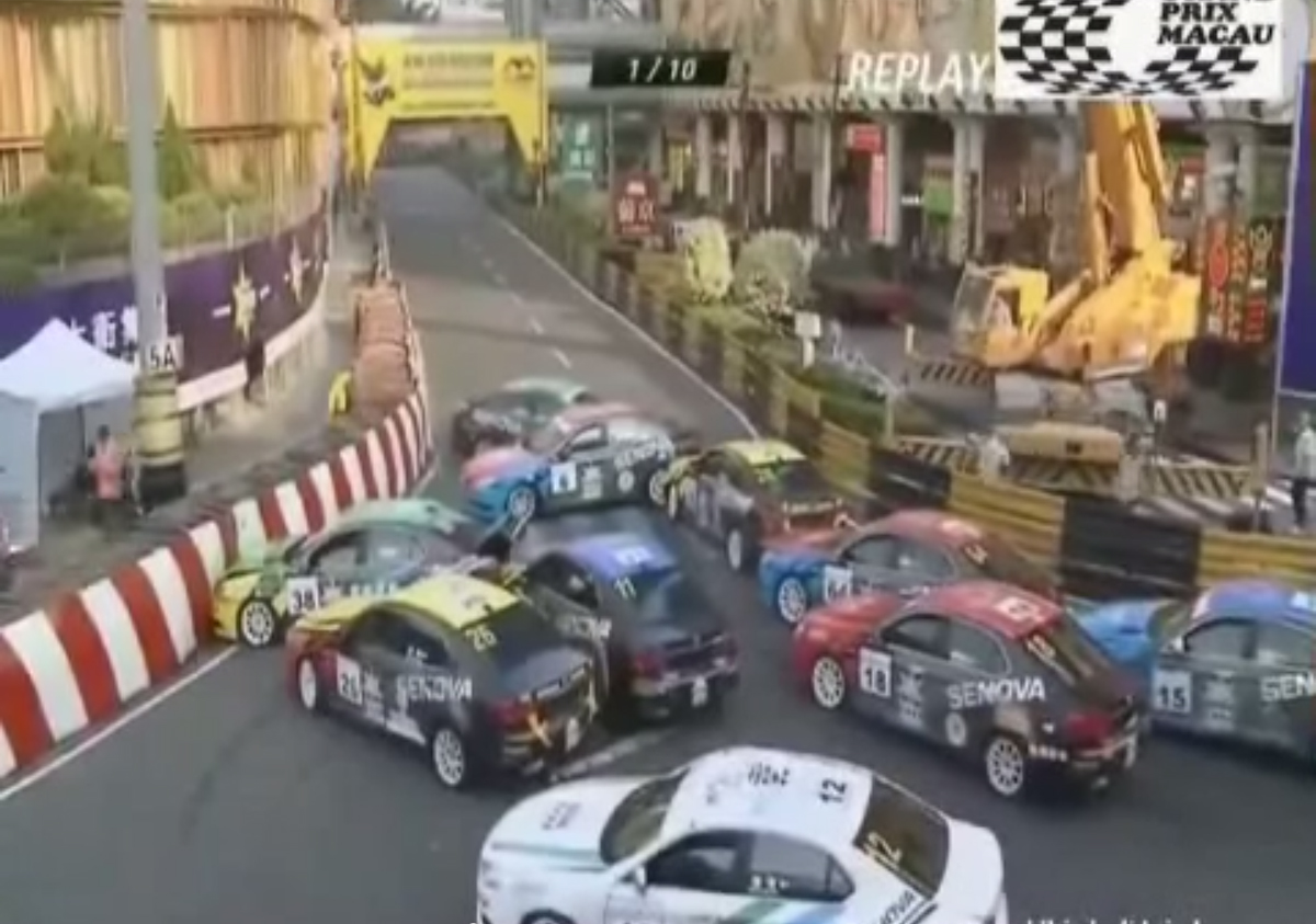 Video: Narrow Corner at Macau Circuit Causes Multi-Car Pileup 