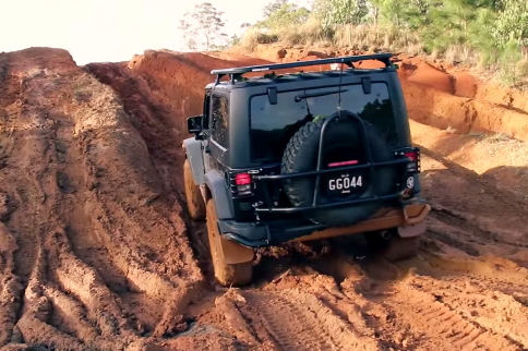 Video: Open Diff Versus ARB Air Locker on Muddy Hill Climb