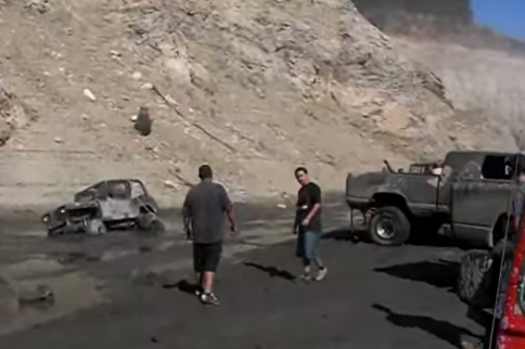 Video: How To Not Get A Jeep Unstuck From The Mud