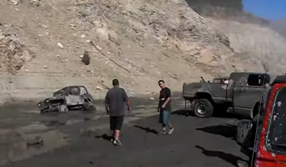 Video: How To Not Get A Jeep Unstuck From The Mud