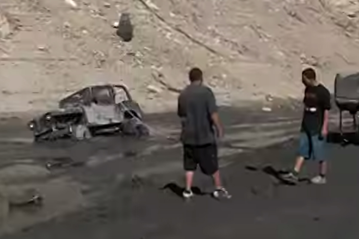 Video: How To Not Get A Jeep Unstuck From The Mud