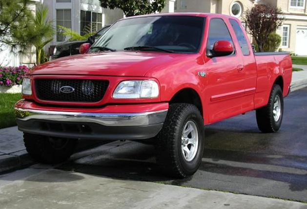 2003 Ford F150 equipped with only a spindle lift. Note the extra front fender clearance and wider front stance.