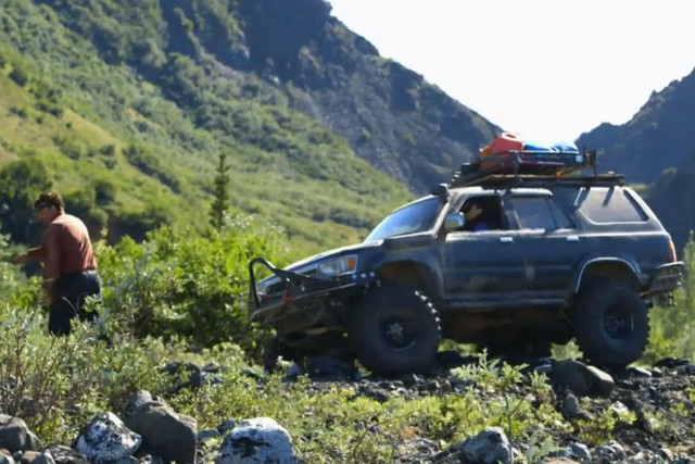 Shey and Pete's 3rd-gen 4Runner has to pick good lines to get across the rock patch.