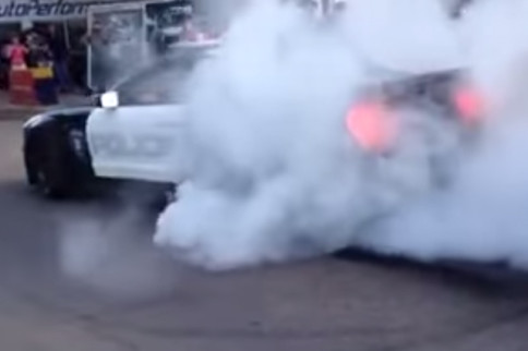 Video: Mustang Police Car Does Burnouts And Doughnuts On The Street