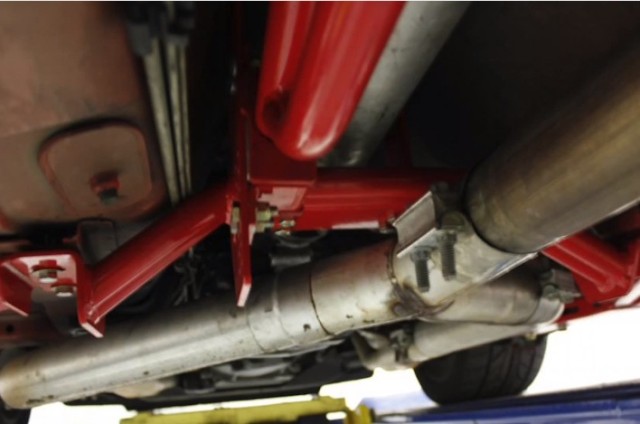 The TA012 torque arm is designed for long tube headers or large-diameter Y-pipe setups to allow the exhaust to run under the mount, without compromising ground clearance.