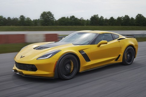 Video: Corvette C7 Z06 Drag Races a Lamborghini Gallardo