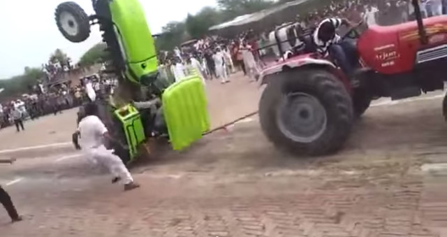 tug_tractor_3