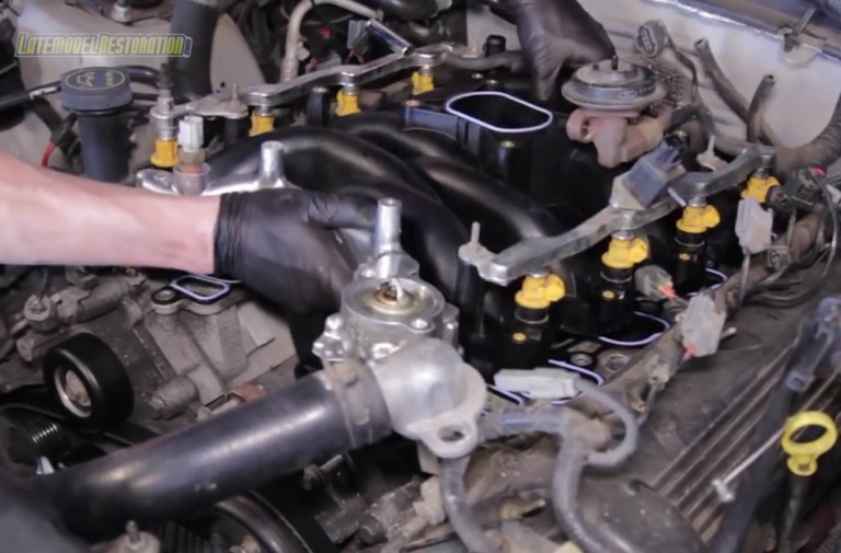 Video: Late Model Restoration Replaces A 4.6 Two-Valve Intake