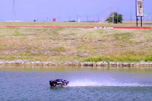 Video: RC Off-Road 4x4 Drives On Water