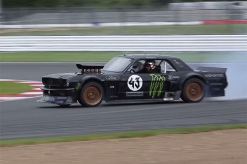 Video: Drifting the Hoonicorn at Silverstone
