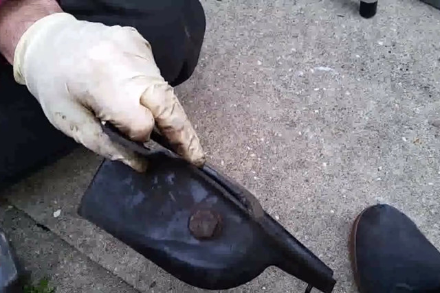 Make sure the spring lies flush with the lower edge of the front spring pocket/bracket. 