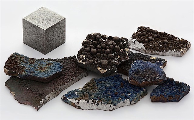 Manganese_electrolytic_and_1cm3_cube