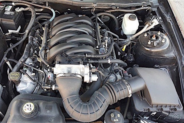 Apart from the obvious number of valves increased from the 2-valve, the 4.6-liter 3-valve incorporated new technology such as an electronically controlled charge motion control valve (CMCV), a valve system designed to increase the intake of air at lower speeds which intern improved low-end torque and helped to control emissions. The 3-valve was also the first 4.6-liter engine to assimilate the use of variable camshaft timing (VCT) to improve low-to-mid range torque as well.