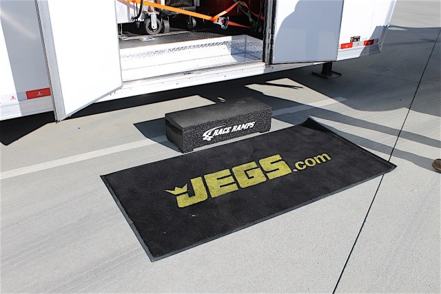 Covered in a oil-resistant, non-slip coating, this step is prefect for any project that requires a boost up to make the job easier, and may have the added danger of being wet or a slipping hazard involved.