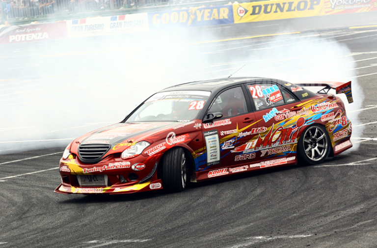 Video: Drifting Odaiba In the Biggest JDM Sedans