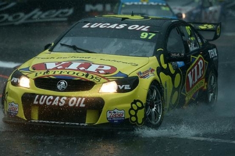 Video: Crazy Wet Lap in a V8 Supercar