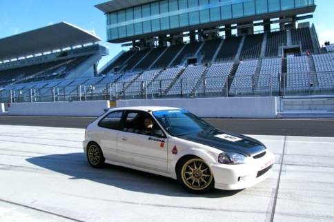 Video: Spoon's Featherweight Civic Type R