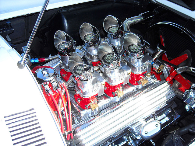 Settrella’s 327 engine is a sight! Fuel lines, linkage, and ignition wires are super sano. Settrella regularly drives the car with the air-horns in place.