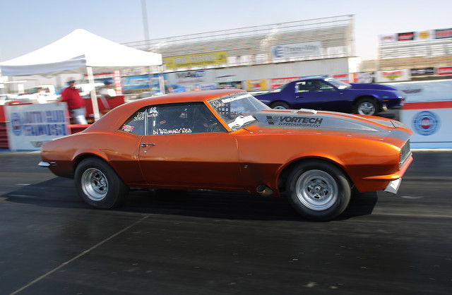 DJ Reid and Jeff Young battling it out on 275 radials at Famoso Raceway.