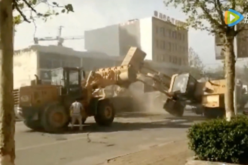 Video: Transformer Construction Trucks Fight In The Streets Of China