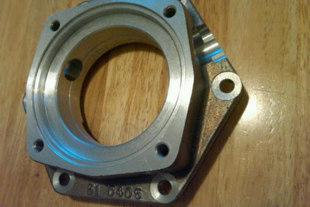 Rafael had to use this tailshaft adapter to be able to continue using the stock torque arm. 