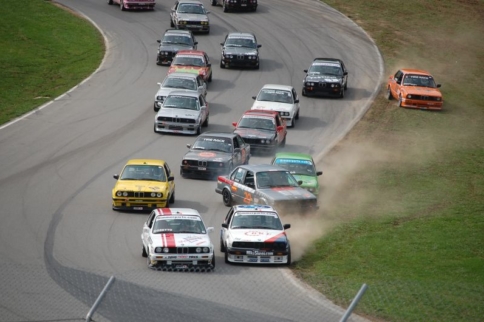 Video: Overtaking and Trading Paint in Spec E30!