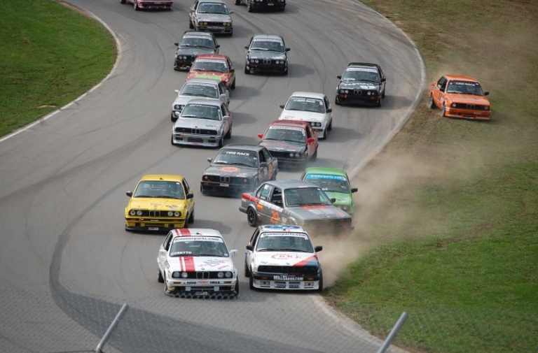 Video: Overtaking and Trading Paint in Spec E30!