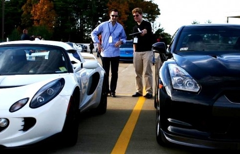 Video: Lightweight vs. Power - Exige and GT-R Battle on Track