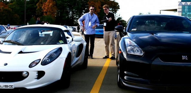 Video: Lightweight vs. Power - Exige and GT-R Battle on Track