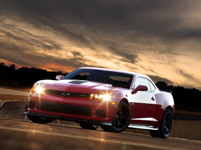 2014 Camaro Z/28 carries on the legendary Z/28 tradition of lightweight, nimble and incredibly powerful performance that makes it equally at home on the street or the track. It  features a hand-assembled LS7 427 cid engine that delivers 505 horsepower and 481 lb.-ft. of toque, mated to a TREMEC TR6060 6-speed manual gearbox. Z/28 also benefits from a wide array of other features designed to improve track performance, including highly efficient cooling systems, a fully integrated aerodynamic package, and race-proven spool-valve dampers. (Richard Prince/Chevrolet Photo)
