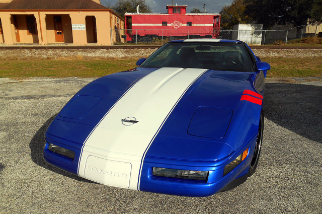 The Admiral Blue paint was only available on the ’96 Grand Sport. Shortly after Chevrolet debuted the new C7 2017 Grand Sport, it was announced that Admiral Blue paint would be available on C7 Grand Sports. Between the Admiral Blue paint, wide white center stripe, and red driver’s side hash marks, the Grand Sport makes for a distinctive appearance.